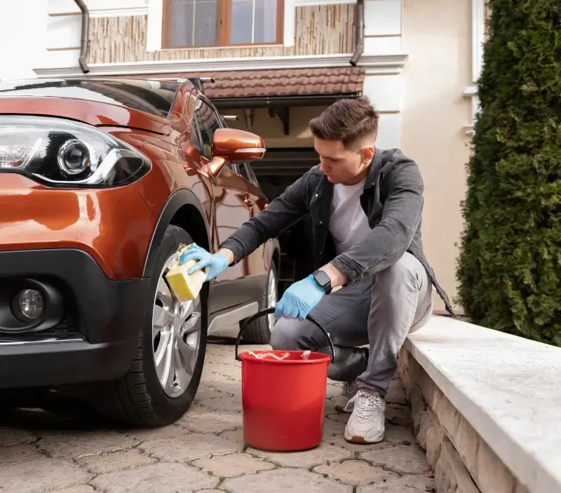 Lavage auto à domicile Les Ulmes : professionnel intervenant sur un véhicule